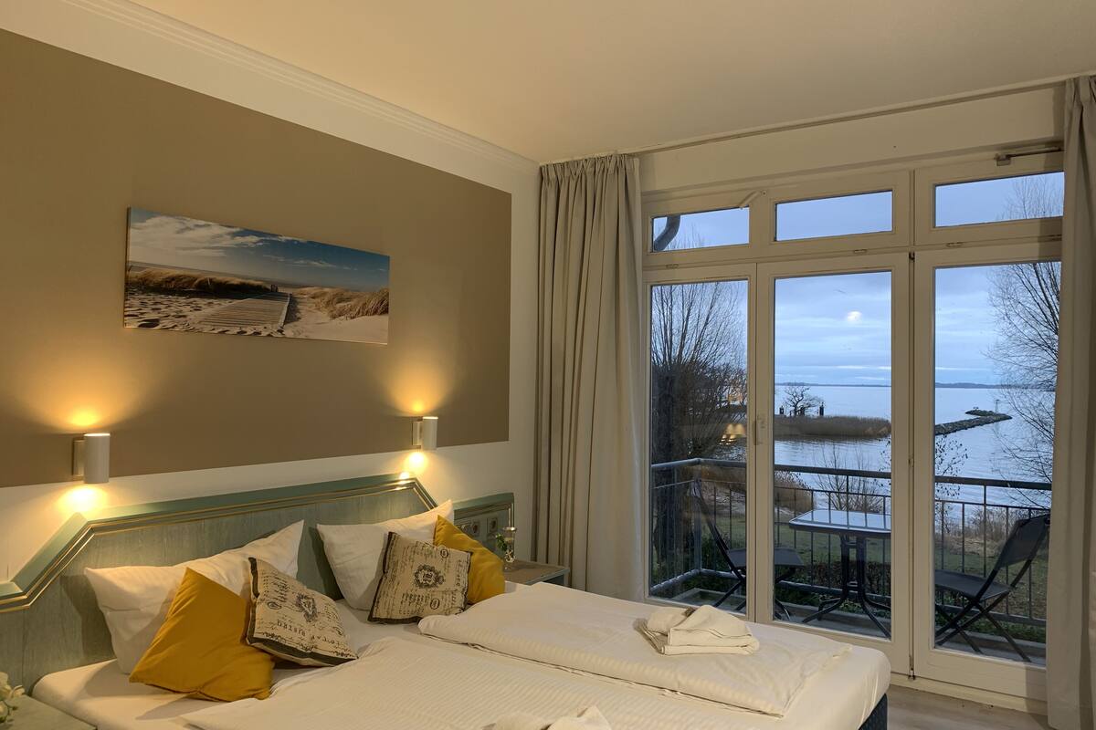 Comfort-Doppelzimmer, Balkon, Meerblick | Individuell eingerichtet, Schreibtisch, kostenloses WLAN, Bettwäsche