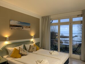 Comfort-Doppelzimmer, Balkon, Meerblick | Individuell eingerichtet, Schreibtisch, kostenloses WLAN, Bettwäsche