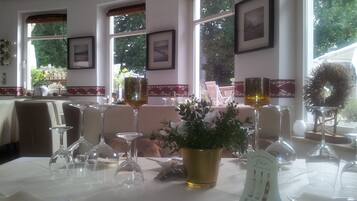 Phục vụ bữa tối, món ăn mang phong cách quốc tế