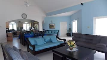 Kamar, 4 kamar tidur | Ruang keluarga | TV layar datar