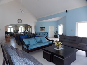 Habitación, 4 habitaciones | Sala de estar | Televisión de pantalla plana 