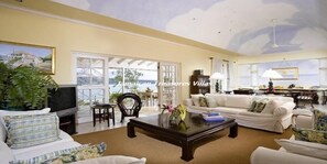 Quarto, 2 quartos | Área de estar | TV de tela plana