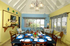 Room, 2 Bedrooms | Makan dalam bilik