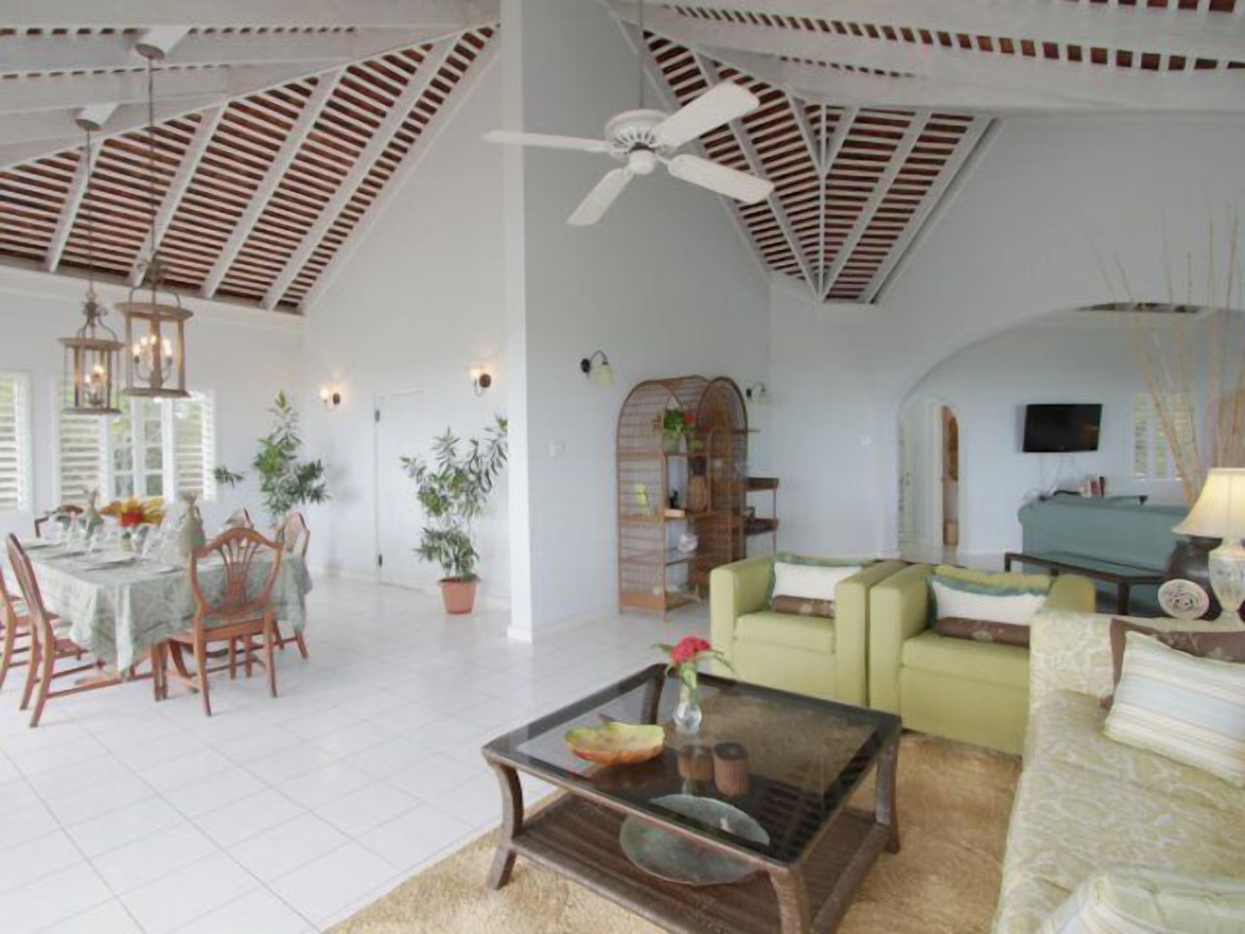 Room, 5 Bedrooms | Living area | Flat-screen TV