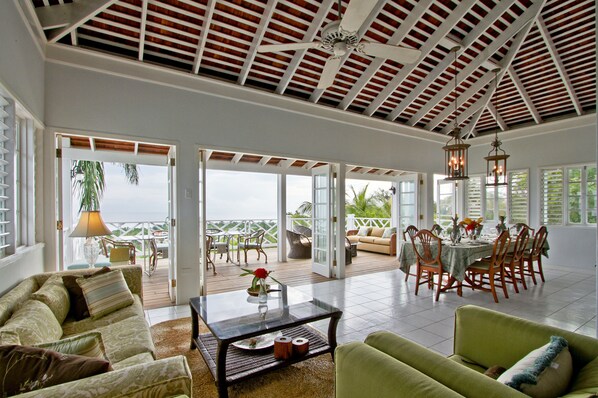 Room, 5 Bedrooms | Living room | Flat-screen TV