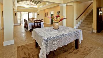Villa, 5 Bedrooms | In-room dining