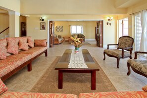 Villa, 5 Bedrooms | Living room