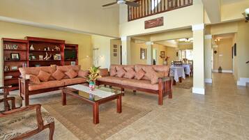 Biệt thự, 5 phòng ngủ | Phòng khách | TV màn hình phẳng