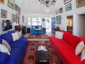 Habitación, 3 habitaciones | Sala de estar | Televisión de pantalla plana 