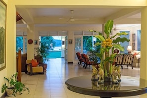 Room, 5 Bedrooms | Living area