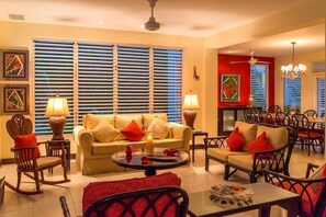 Zimmer, 5 Schlafzimmer | Wohnbereich | Flachbildfernseher