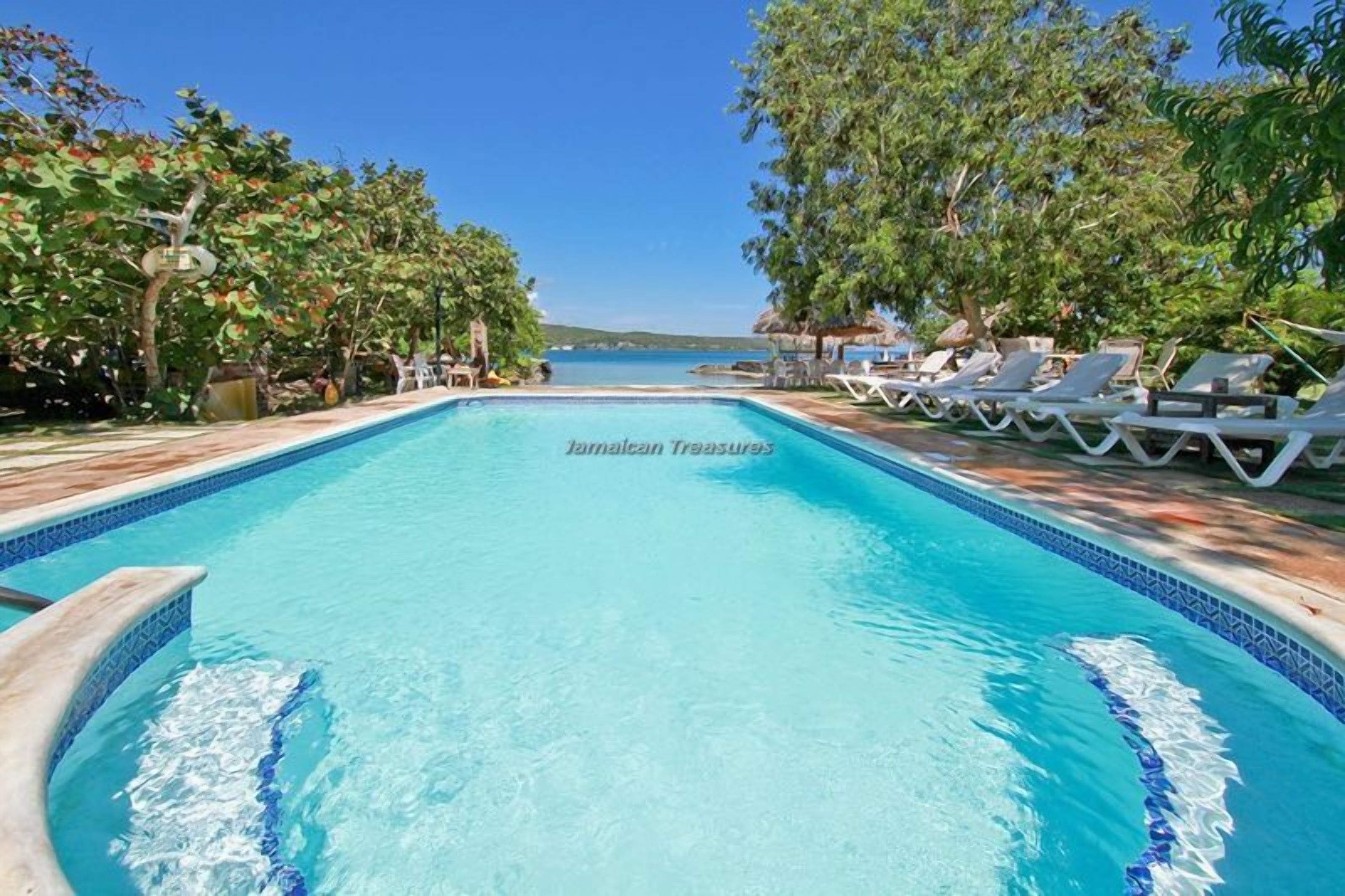 Kolam renang outdoor