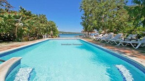 Outdoor pool - Coral Cove-Discovery Bay 5BR (Discovery Bay)