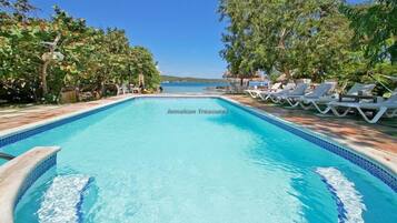 Kolam renang outdoor