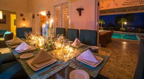 Chambre, 4 chambres | Repas dans la chambre