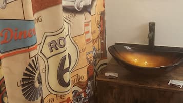 Chambre Double | Salle de bain | Ensemble douche/baignoire, articles de toilette gratuits