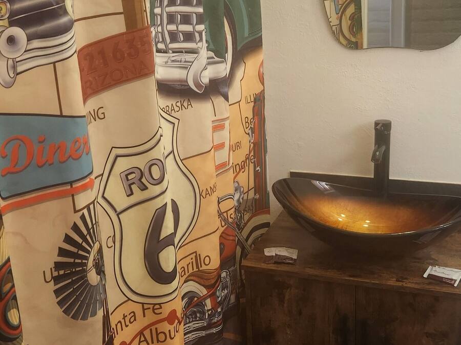 Habitación doble | Baño | Tina con regadera, amenidades de baño gratuitas, toallas