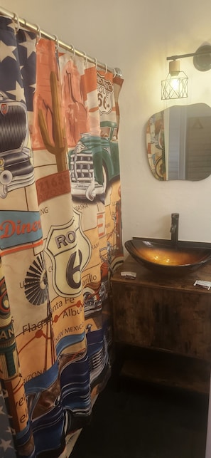 Doppelzimmer | Badezimmer | Duschwanne, kostenlose Toilettenartikel, Handtücher