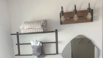 Baño con inodoro, lavamanos y toallero.