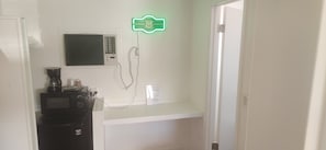 Chambre Simple Supérieure | Cuisine privée | Réfrigérateur, micro-ondes, cafetiÚre/bouilloire