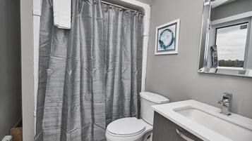 Combined shower/tub, hair dryer, towels
