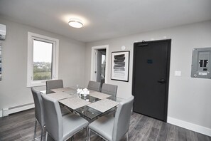 In-room dining - Clifton Hill Condo's (Niagara Falls)