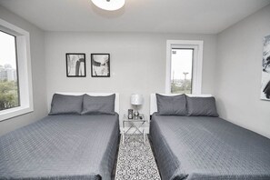 2 habitaciones, escritorio, tabla de planchar con plancha y wifi gratis 