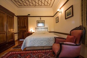 Habitación exclusiva doble | Ropa de cama de alta calidad, cunas gratuitas, camas supletorias