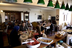 Café da manhã com buffet grátis todos os dias