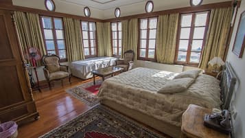 Honeymoon Suite | Premium bedding, free cribs/infant beds, rollaway beds, free WiFi
