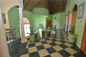 빌라, 침실 여러 개 | 거실 공간 | 평면 TV