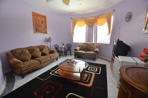 Villa, plusieurs chambres | Salle de séjour | Téléviseur à écran plat