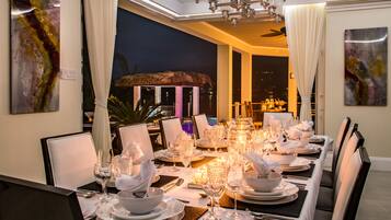 Room, 5 Bedrooms | In-room dining
