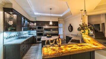 Room, 5 Bedrooms | Private kitchen | Microwave, coffee/tea maker