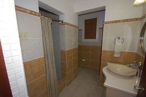 Chambre, 4 chambres | Salle de bain | Douche, shampooing