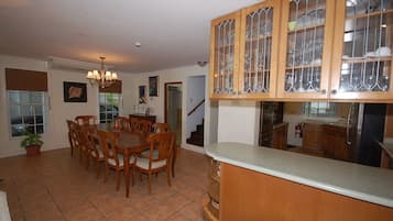 Quarto, 4 quartos | Opções para refeição no quarto