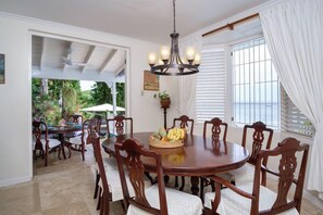 Phòng, 5 phòng ngủ | Khu vực ăn uống tại phòng