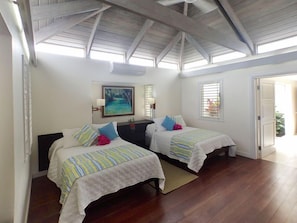 Room | 4 bedrooms, free WiFi - Moonshine Villa, Silver Sands 4 BR (Duncans)