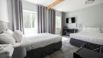 双人房, 2 张双人床, 一层 | 1 多间卧室、办公桌、免费 WiFi、床单