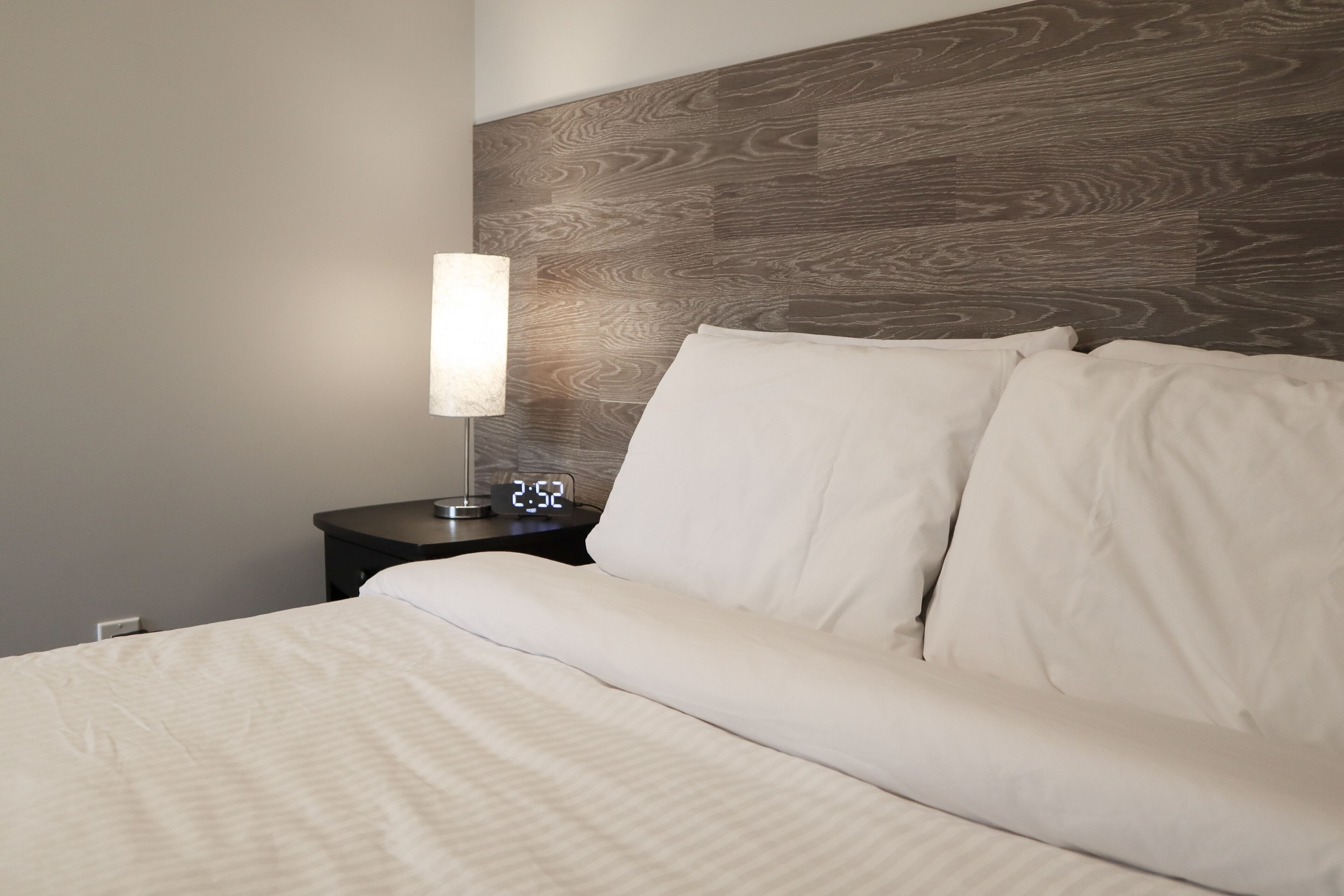 Escritorio, wifi gratis y ropa de cama 