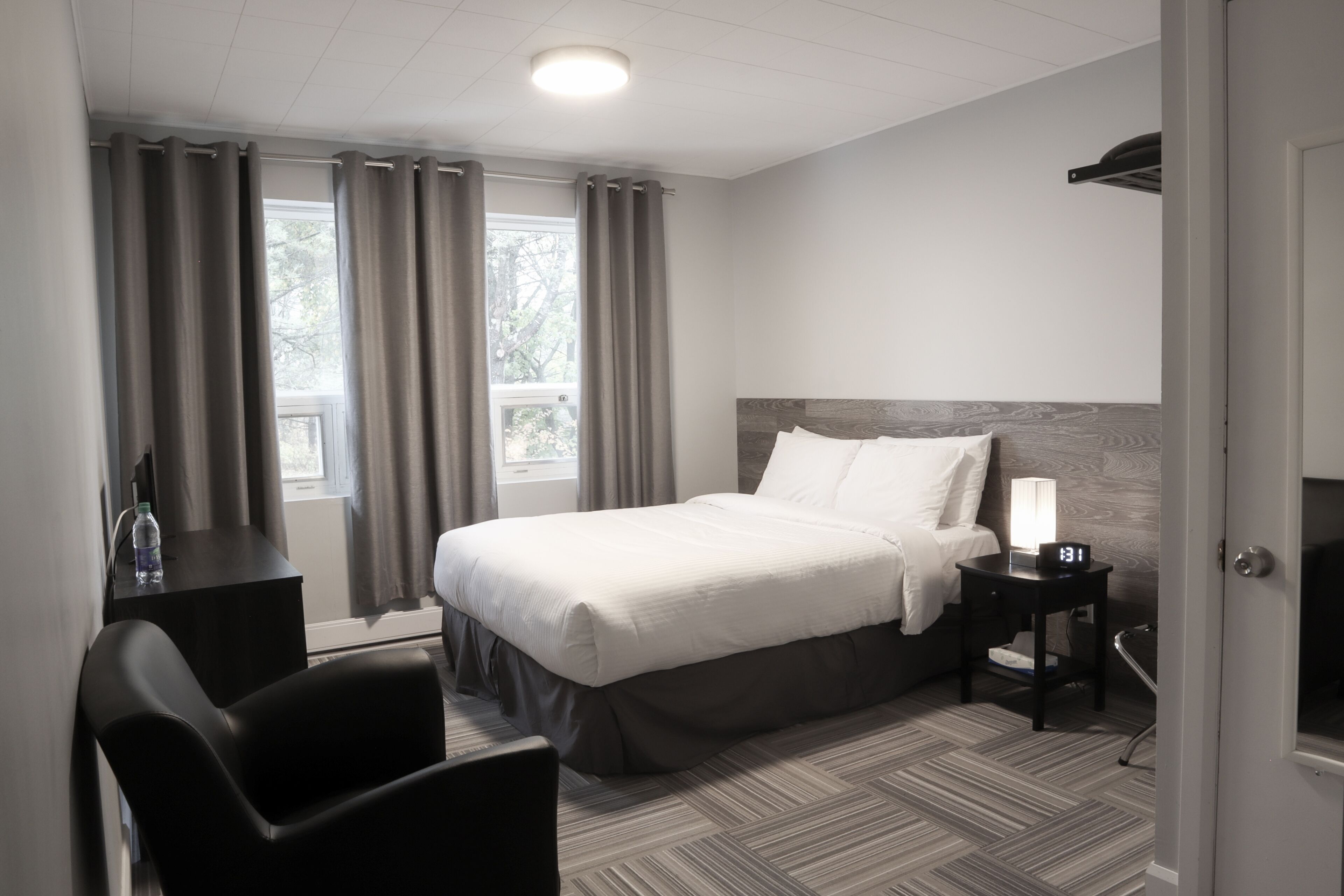 Escritorio, wifi gratis y ropa de cama 