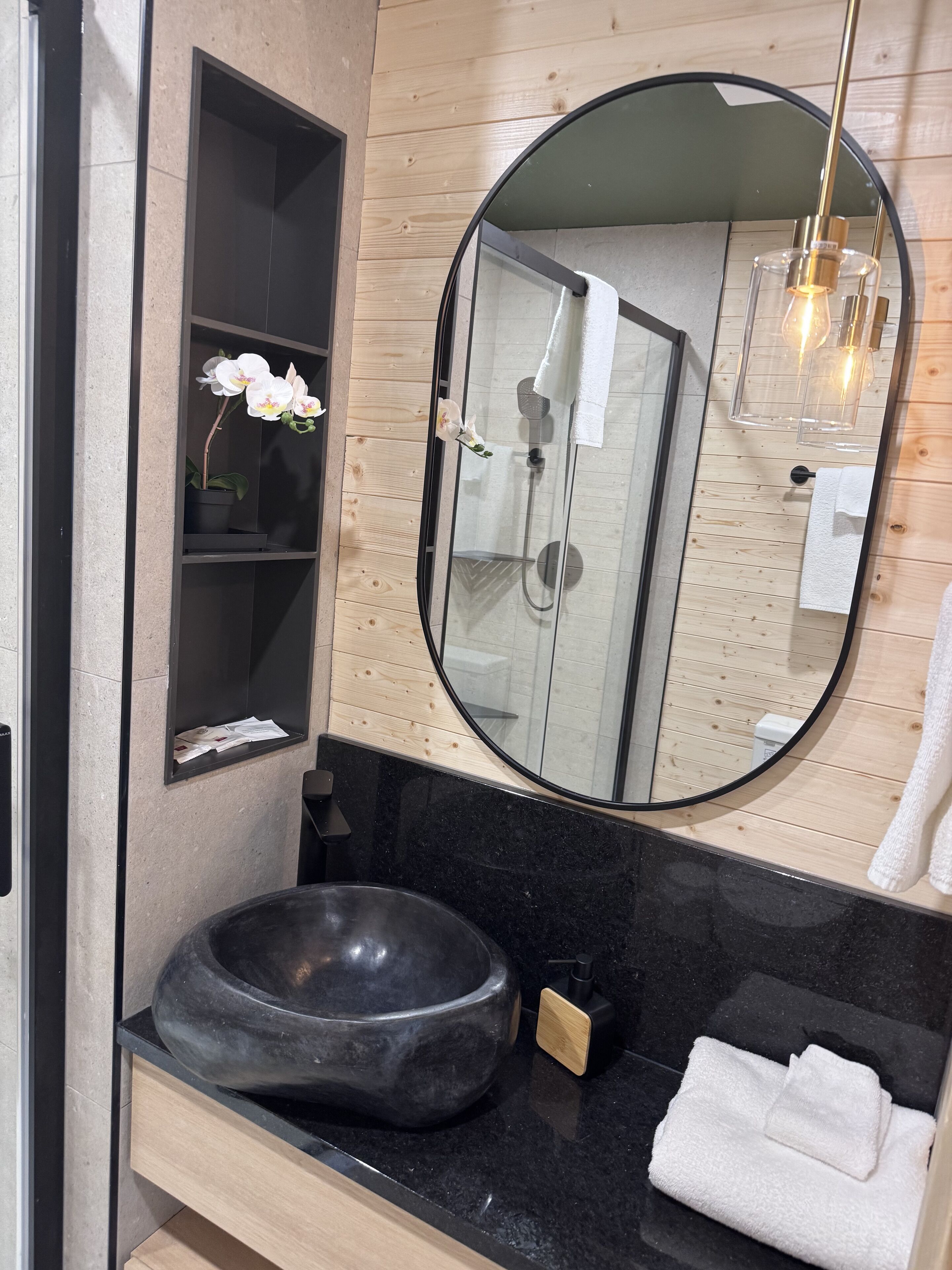 Signature Room | Bathroom | Free toiletries, towels