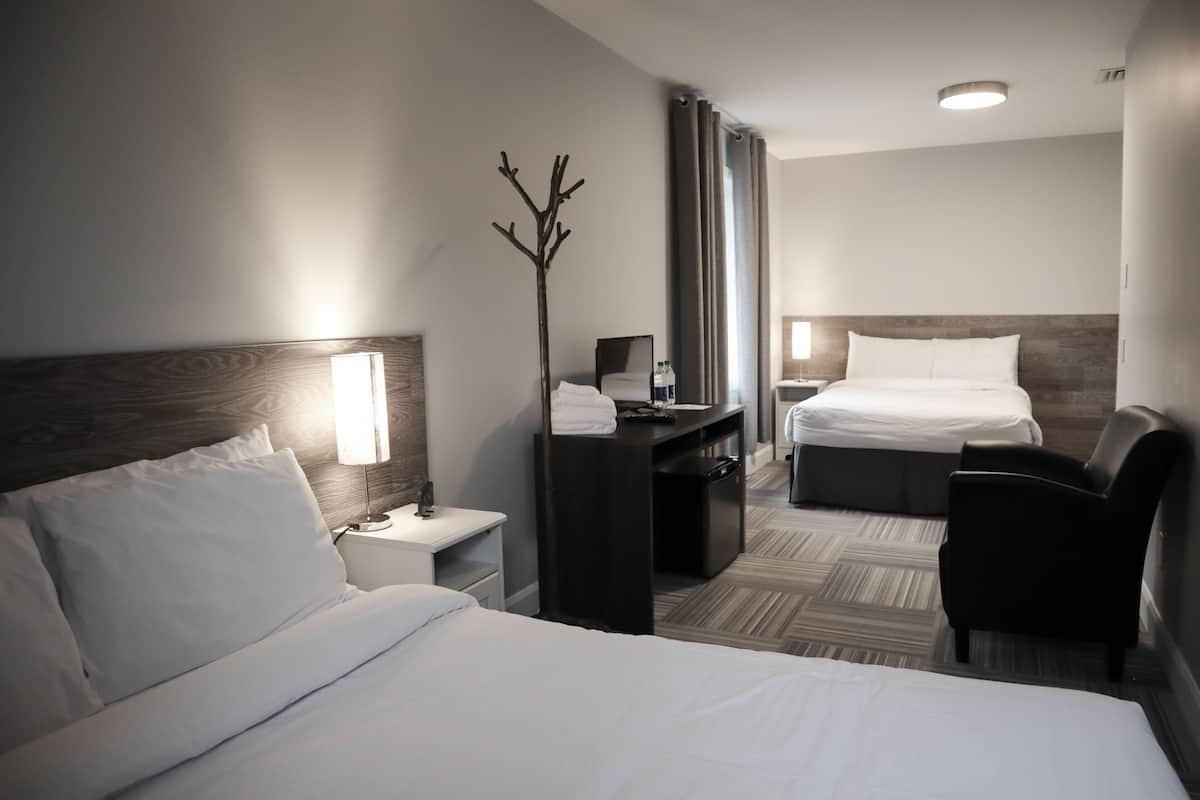 Design tweepersoonskamer, 2 tweepersoonsbedden | 1 slaapkamer, een bureau, gratis wifi, beddengoed
