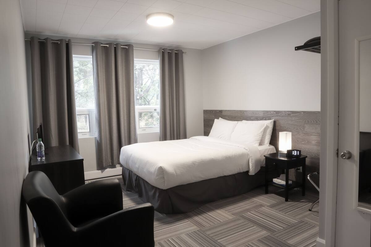 Room, 1 Queen Bed, Ground Floor | Desk, WiFi (free), bed sheets