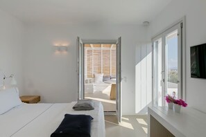 Deluxe Room | Minibar, in-room safe, soundproofing, iron/ironing board