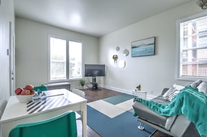 Apartamento Premium, 2 habitaciones | Sala de estar | Televisión de pantalla plana de 54 pulgadas con canales por cable