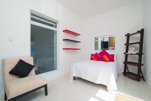 Room - Beachfront Modern Montego Bay , Pool, Grill, Water Sports Etc. ! (Montego Bay)