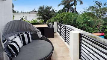 Habitación, 6 habitaciones | Balcón