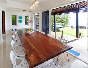 Room, 6 Bedrooms | In-room dining