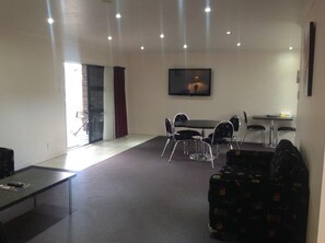 Executive Apartment, 2 Bedrooms | Living room - Central Park Motor Inn (Taumarunui)